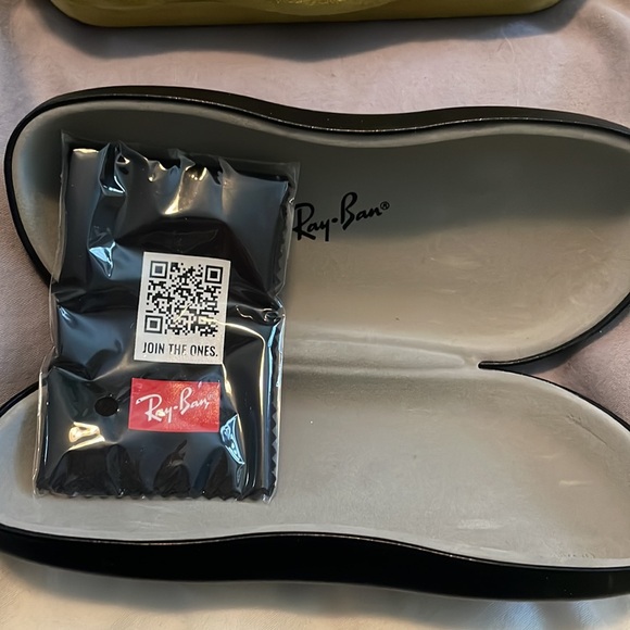 Designer sunglasses cases. - Picture 6 of 7